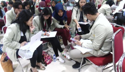 Kelompok mahasiswa mengerjakan Plan of Action Program pendampingan pada keluarga.JPG